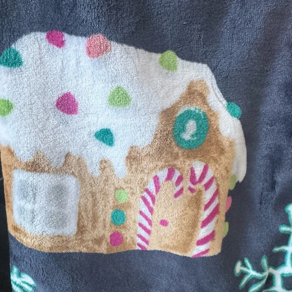 RAE DUNN PLUSH CHRISTMAS HOLIDAY THROW BLANKET w/GINGERBREAD HOUSE/MAN SNOWFLAKE